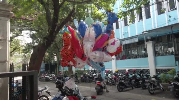 Malang Indonesien Juni 2022 Spielzeugballonverkäufer Straßenrand Charakterförmiger Spielzeugballon Balon Mainan — Stockvideo