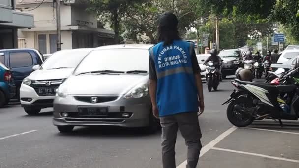 Malang Indonésia Junho 2022 Atendentes Estacionamento Lado Estrada Malang City — Vídeo de Stock