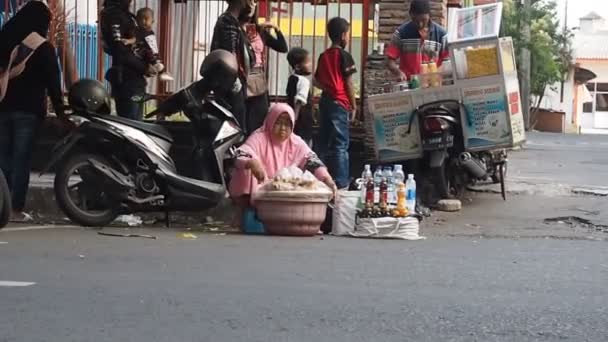 インドネシア マラン2022年6月11日 ジャム ゲンドン セラー マラン 英語版 の路上で伝統的な漢方薬を販売する老婦人 — ストック動画