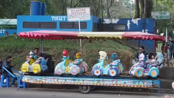 2022年6月11日インドネシア マラン 子供用おもちゃ車 カルーセル文字車 — ストック動画