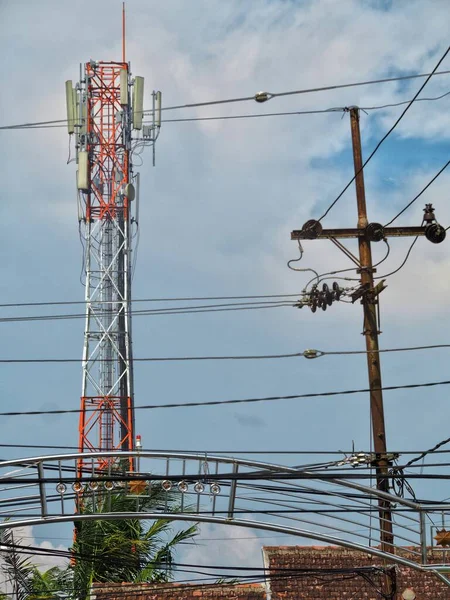 Telefone Celular Torre Telecomunicações Lado Lado Com Pólo Energia — Fotografia de Stock