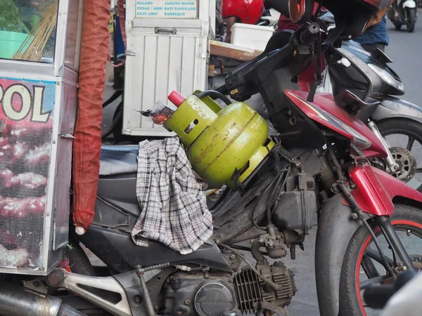 2022年6月11日インドネシア マラン バイクで販売されるペントール又はシルクを加熱するために使用されるバイクに置かれるLpgガス — ストック写真