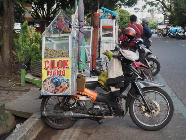 2022年6月11日インドネシア マラン 伝統的な自転車や自転車の販売業者 マランのストリートフード — ストック写真