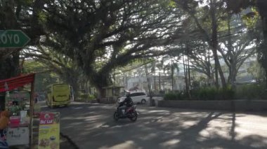 Malang, Endonezya, -23 Haziran 2022: Büyük bir yolcu otobüsü yoğun bir otoyol olan Endonezya 'yı geçiyor