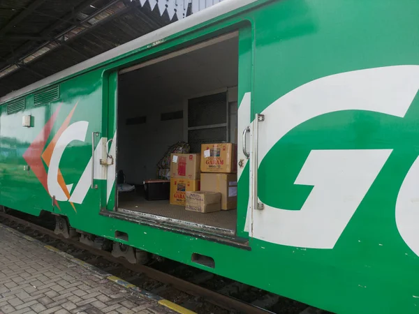 Pasuruan, Endonezya - 22 Haziran 2022: Tren vagonlarında paket, lojistik paket taşıyan tren vagonları