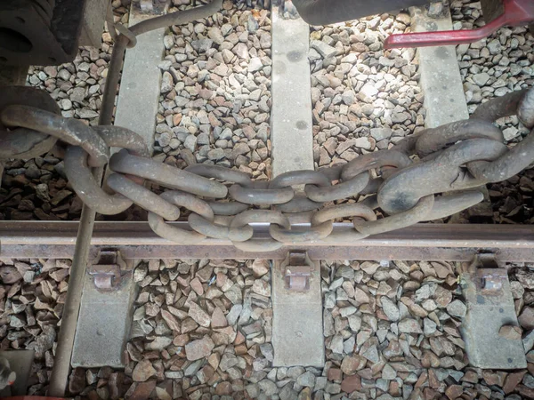 铁链连接火车车厢 火车车厢由又大又坚固的铁链连接 — 图库照片