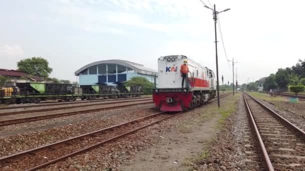 Pasuruan Indonésia Junho 2022 Chefe Locomotiva Passa Estação Bangil Muda — Vídeo de Stock