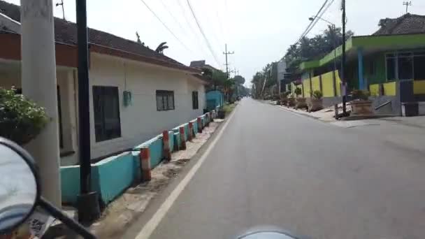 Malang Indonesia Julio 2022 Grupo Niños Pequeños Corriendo Lado Carretera — Vídeo de stock