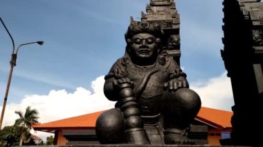 Malang, Endonezya - 3 Temmuz 2022: Kapının önündeki siyah buto heykeli, Malang şehrindeki Krida parkındaki Buto heykeli, Taman Krida Kota malang