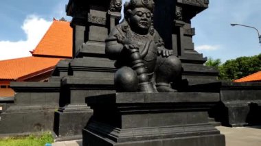 Malang, Endonezya - 3 Temmuz 2022: Kapının önündeki siyah buto heykeli, Malang şehrindeki Krida parkındaki Buto heykeli, Taman Krida Kota malang