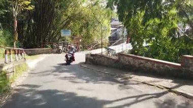 Malang, Endonezya -4 Temmuz 2022: Malang 'daki Brantas Nehri' nden geçmek, kamera görüntüleri, jembatan mergosonosu, aksiyon kamerası görüntüleri