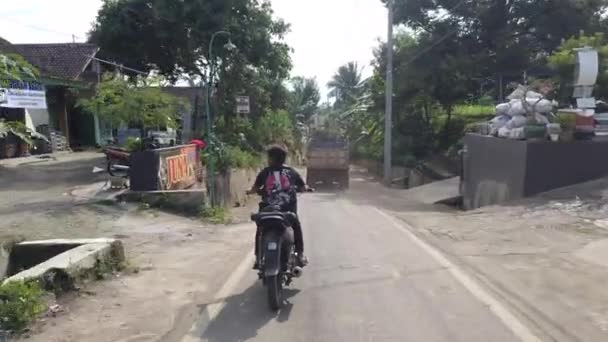 マラン インドネシア 2022 10代の若者がヘルメットを着用せずにオートバイに乗る ナンバープレートのないオートバイ アクションカム映像 — ストック動画