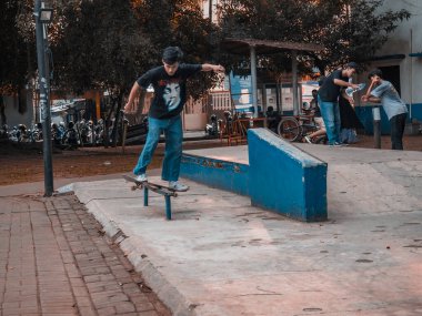 Malang, Endonezya -22 Haziran 2022: Amatör kaykaycı parkta çalışıyor, serbest stil spor sahası, antreman sırasında kaykaycı düştü