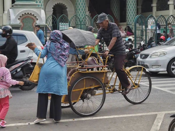 Malang Indonesia June 2022 Pedicab Passengers Pay Sum Money Becak — ストック写真