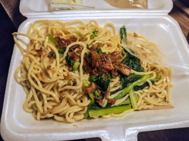 Pangsit mie ya da noodle food genellikle Endonezyalılar tarafından yenir, Endonezya 'da sokak yemekleri, sebzeli erişte çorbası ve tavuk ve üzerine kızarmış soğan serpiştirilmiş