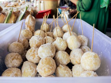 Bambu çubuklarıyla bıçaklanmış ve şekerle kaplanmış kızarmış ekmek, geleneksel Endonezya atıştırmalığı.