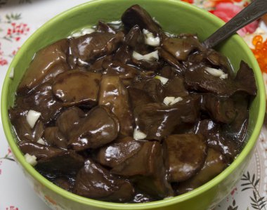 Masanın üzerinde Marine mantar