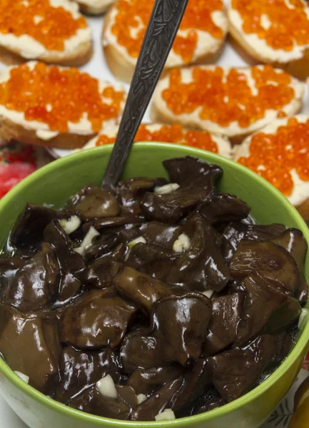 Cogumelos marinados e sanduíches com caviar vermelho — Fotografia de Stock