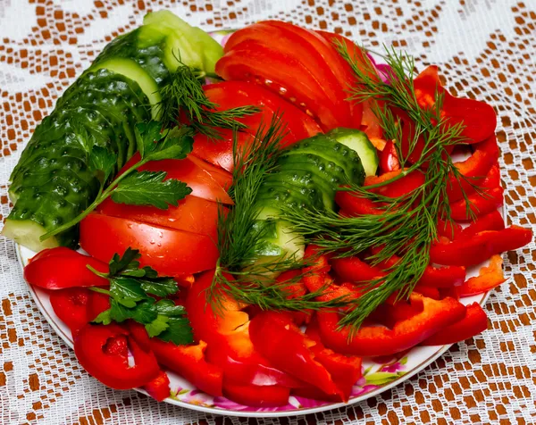 Verduras frescas cortadas sobre la mesa Fotos De Stock