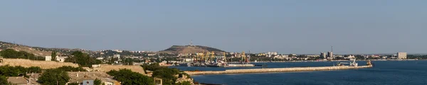 Feodosia port és egy védő hullámtörő — Stock Fotó