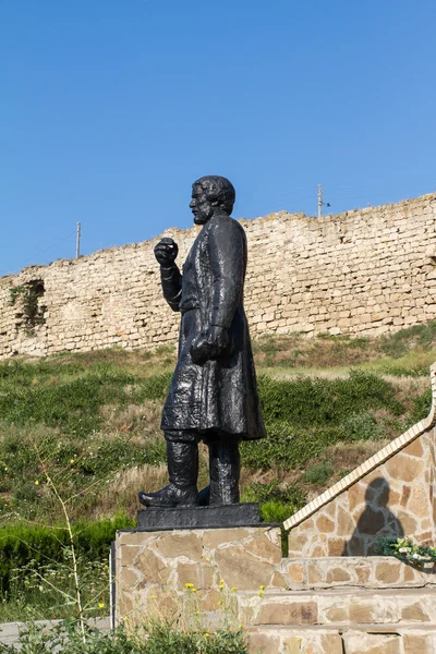 Памятник Афанасию Никитину в профиле Феодосии — стоковое фото
