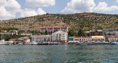 kar maskesi Kırım, denizden su manzaralı şehir