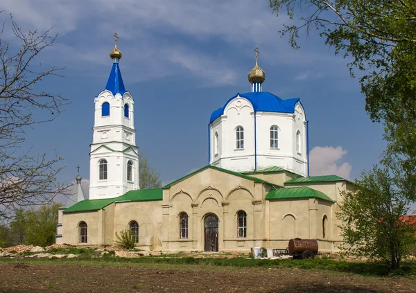 La chiesa nel villaggio di Vyascar na-Olshanoe, Russia — Foto Stock