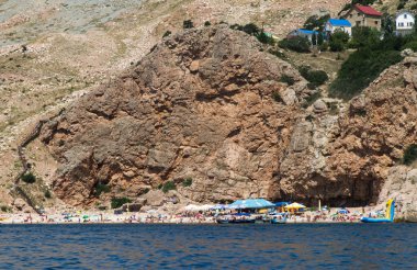arka planını dağ massif, kar maskesi, Kırım'da sahilde
