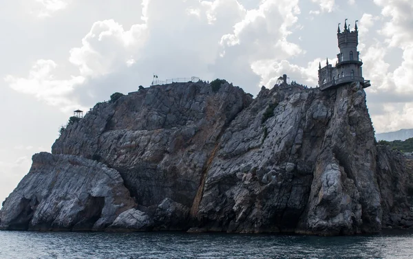 Burg "Schwalbennest" auf einem Felsen im Gegenlicht, mit Blick auf das Meer, das Dorf Gaspar, Krim — Stockfoto