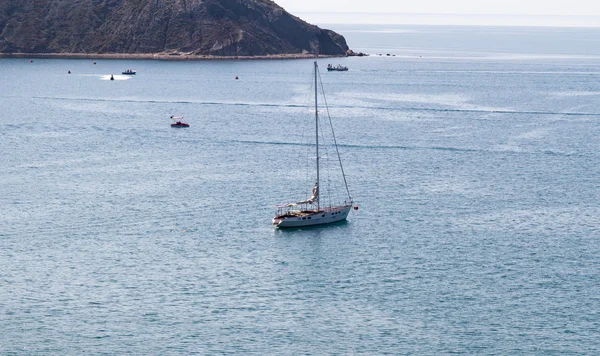 Weiße Jacht auf der Meeresoberfläche der Meeresbucht ordzhonikidze, ordzhonikidze, crimea, ukraine — Stockfoto