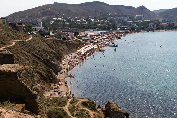 Le spiagge e la baia sullo sfondo del villaggio di Ordzhonikidze, Crimea, Ucraina — Foto Stock