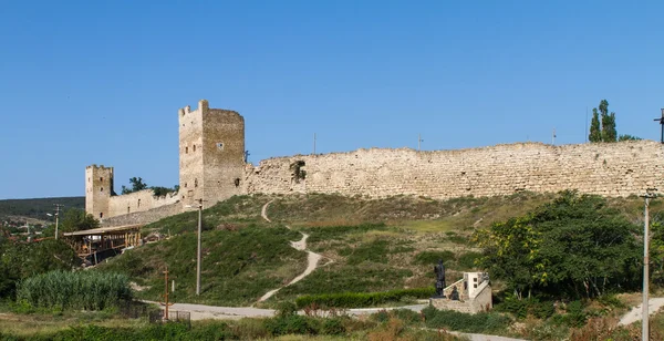 Colina de quarentena e fortaleza genovesa em Theodosia, Crimeia, Ucrânia — Fotografia de Stock