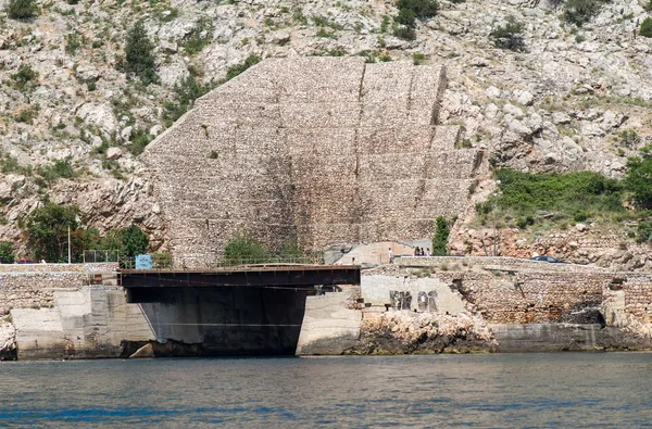 La puerta principal sekternoy submarino base en Balaklava durante la Unión Soviética, Crimea, Ucrania Imagen De Stock