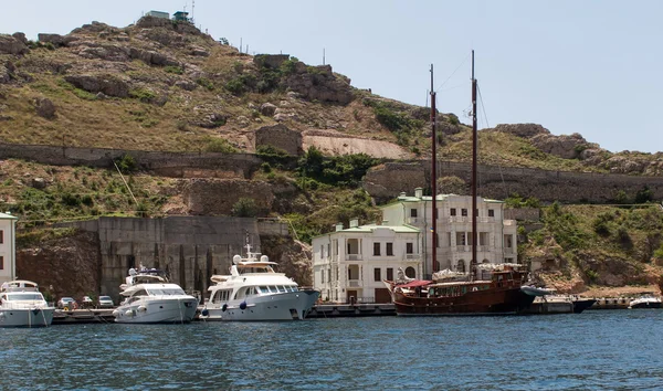 Сучасний яхти та вітрильний корабель на тлі стіні Генуезької фортеці xiv столітті в Балаклаві, Крим, Україна — стокове фото