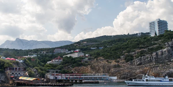 Offshore mooring boats in Gaspra against mountain landscape of Crimea, Ukraine — Stock Photo, Image