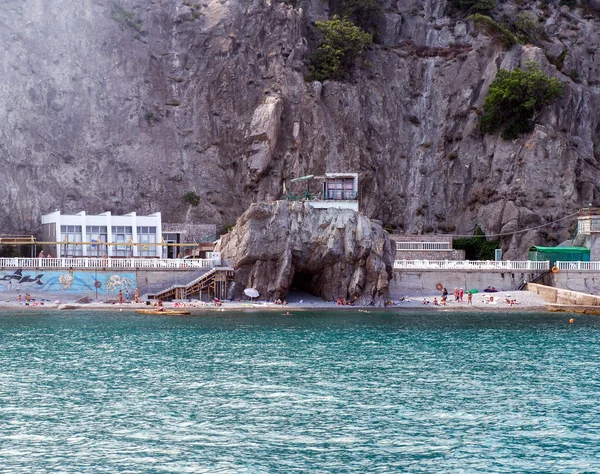 La gruta original natural en la playa en el fondo de montaña de la costa sur, retroiluminado, Crimea, Ucrania —  Fotos de Stock