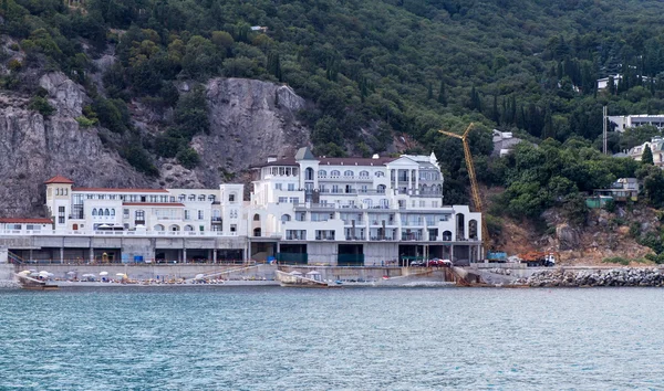 Costa del Mar Nero della costa meridionale, spiagge e resort sullo sfondo delle catene montuose, Crimea, Ucraina — Foto Stock