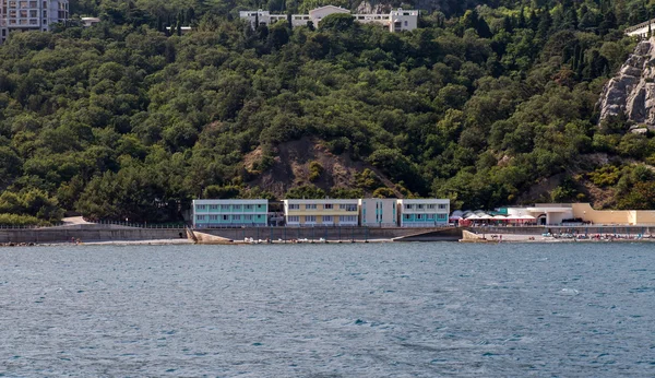 Fekete-tenger partján a déli partján, a strandok és üdülőhelyek, a háttérben a hegyvidékek, crimea, Ukrajna — Stock Fotó