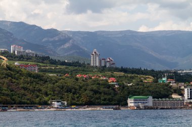 plajlar ve Güney Sahili ve arka plan dağlar, Kırım, Ukrayna'nın Karadeniz kıyısında tatil