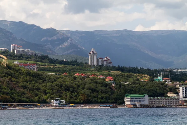 Plajlar ve Güney Sahili ve arka plan dağlar, Kırım, Ukrayna'nın Karadeniz kıyısında tatil — Stok fotoğraf