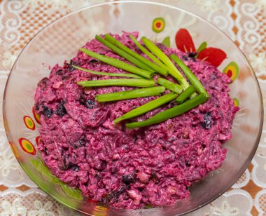 salata, kırmızı pancar, sarımsak ve ceviz Erik yeşil soğan ile dekore edilmiştir.