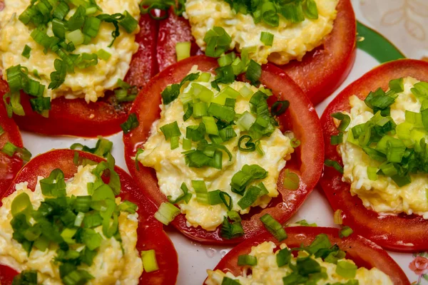 Pomidory nadziewane serem i majonezem i ozdobione zbliżenie zielony cebula — Zdjęcie stockowe
