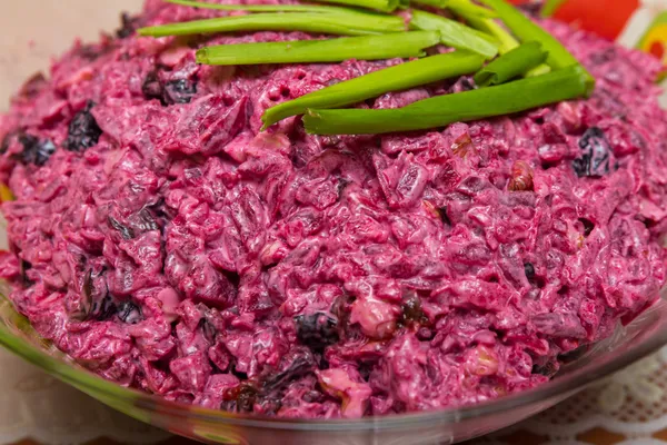 salata, kırmızı pancar, sarımsak ve ceviz Erik yeşil soğan closeup ile dekore edilmiştir.