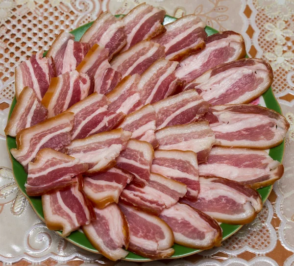 Bacon fumé sur une assiette tranchée — Photo