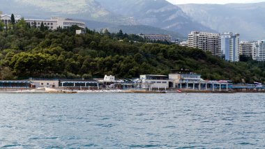 Karadeniz sahilinde, güney kıyısında, plajlar ve dağ aralıkları, Kırım, Ukrayna'nın arka plandaki tatil