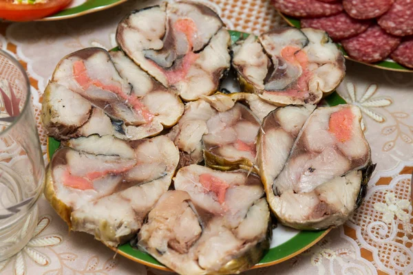 Rollo de pescado en rodajas en la mesa de vacaciones Imagen de stock