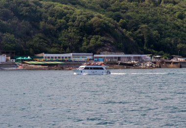 Karadeniz sahilinde, güney kıyısında, plajlar ve dağ aralıkları, Kırım, Ukrayna'nın arka plandaki tatil