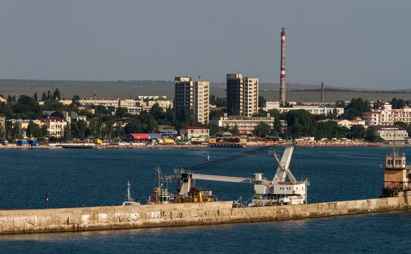 流动起重机港口和防护的鼹鼠，费奥多西亚，乌克兰 — 图库照片