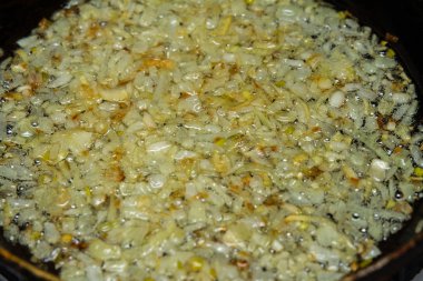 bir tavada kızartılmış soğan