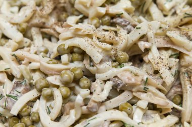 mantar ve yeşil bezelye kalamar salatası